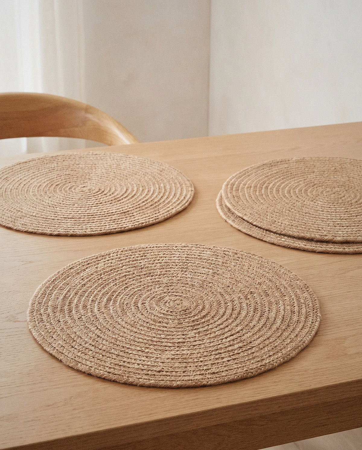 Natural Jute Round Placemats, Set of 4 - Curora Home