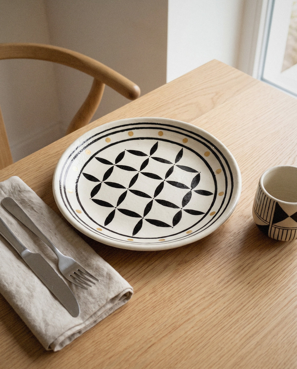Heritage Hand-Painted Dinner Plate - Curora Home