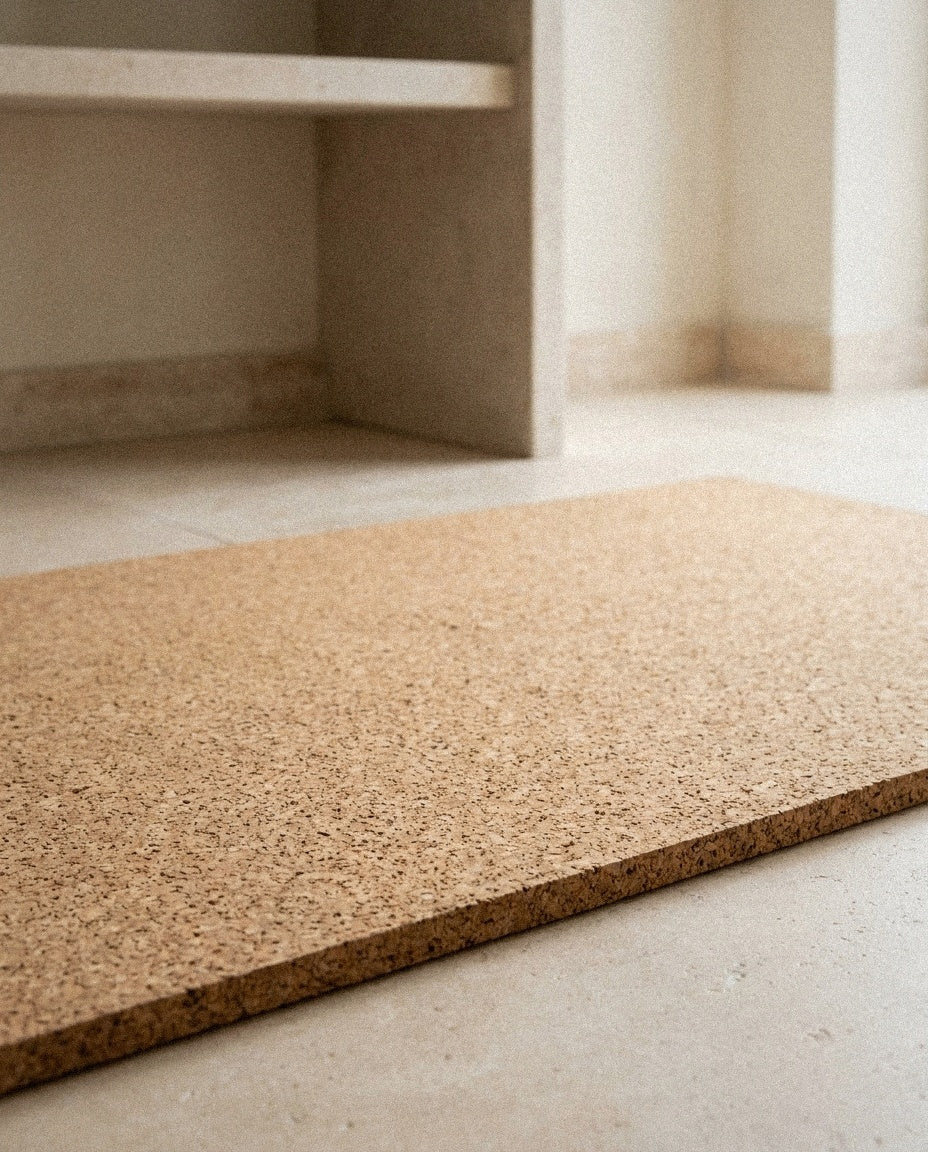 Close-up of the natural cork grain and rounded edge of the bath mat